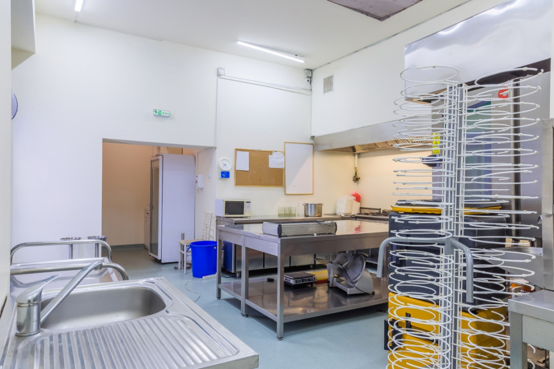COMPLEX DELFIN, SPATII COMERCIALE 600 MP, DOUA NIVELURI!