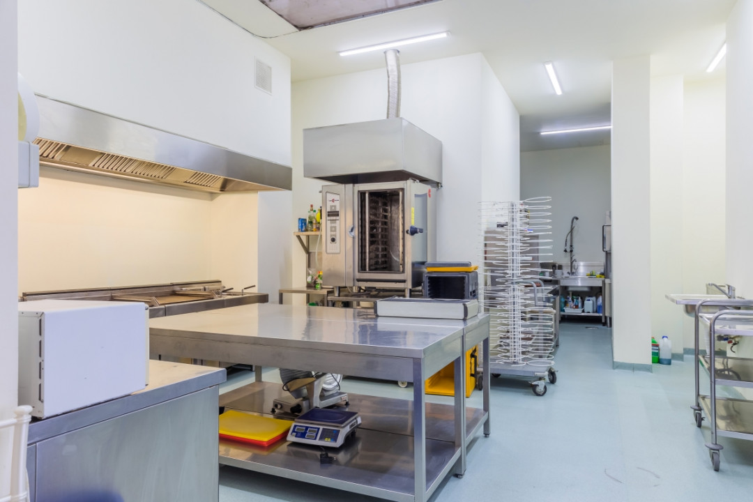 COMPLEX DELFIN, SPATII COMERCIALE 600 MP, DOUA NIVELURI!