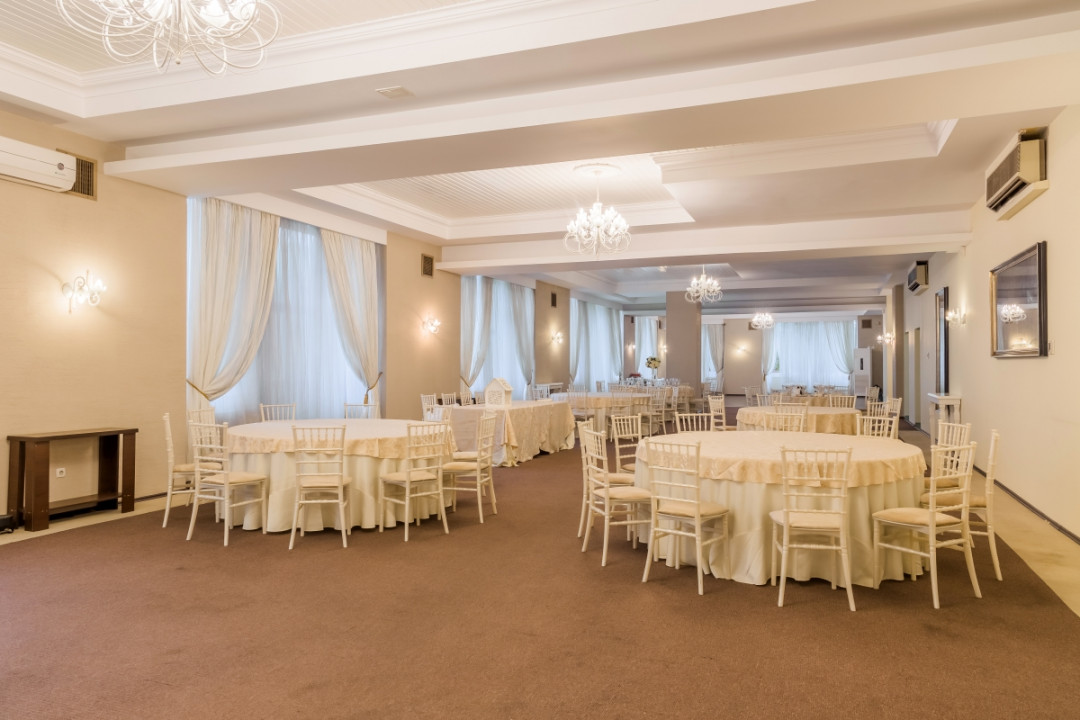 COMPLEX DELFIN, SPATII COMERCIALE 600 MP, DOUA NIVELURI!