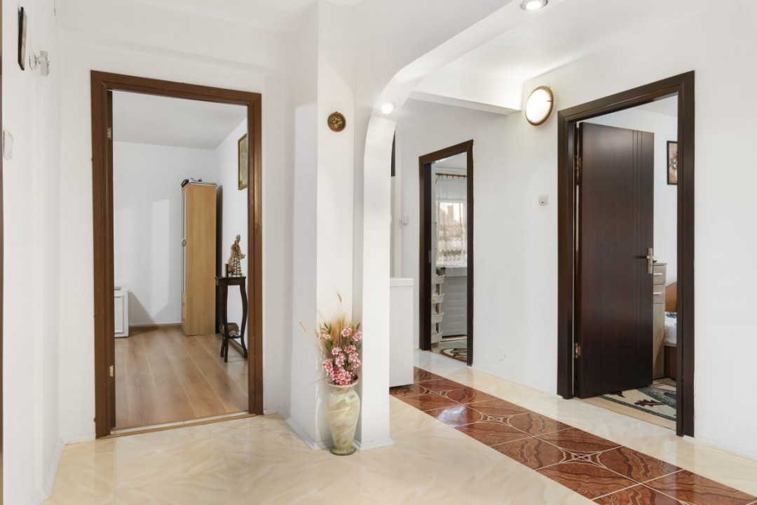 OTOPENI - CENTRAL, APARTAMENT IN VILA, 3 CAMERE 79 MP, ETAJ 1!