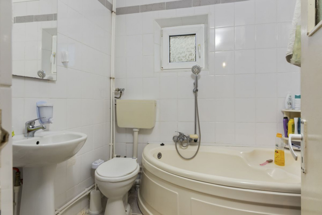 OTOPENI - CENTRAL, APARTAMENT IN VILA, 3 CAMERE 79 MP, ETAJ 1!